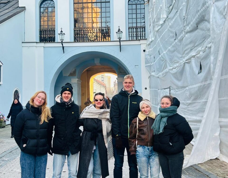 Eine Gruppe von 6 Personen (4 Frauen und 2 Männer) vor einer historischen Fassade